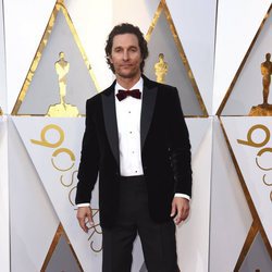 Matthew McConaughey posa en la alfombra roja de los Oscar 2018