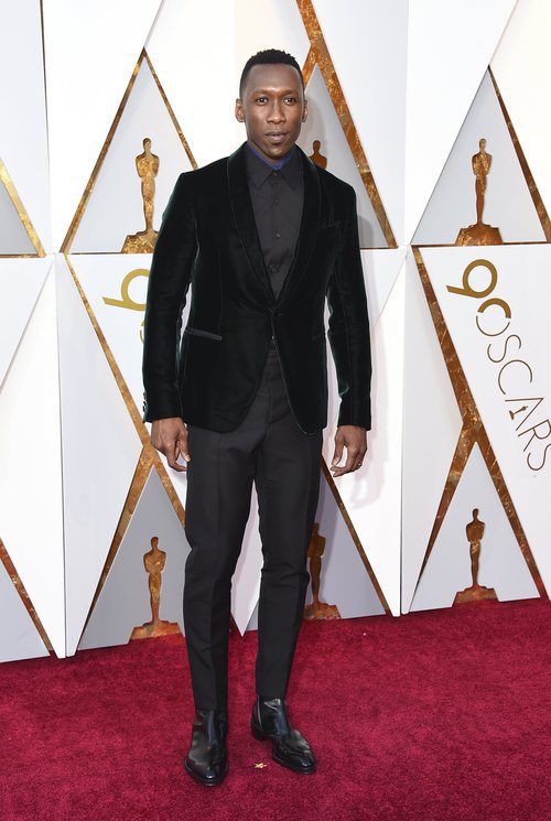 Mahershala Ali posa en la alfombra roja de los Oscar 2018