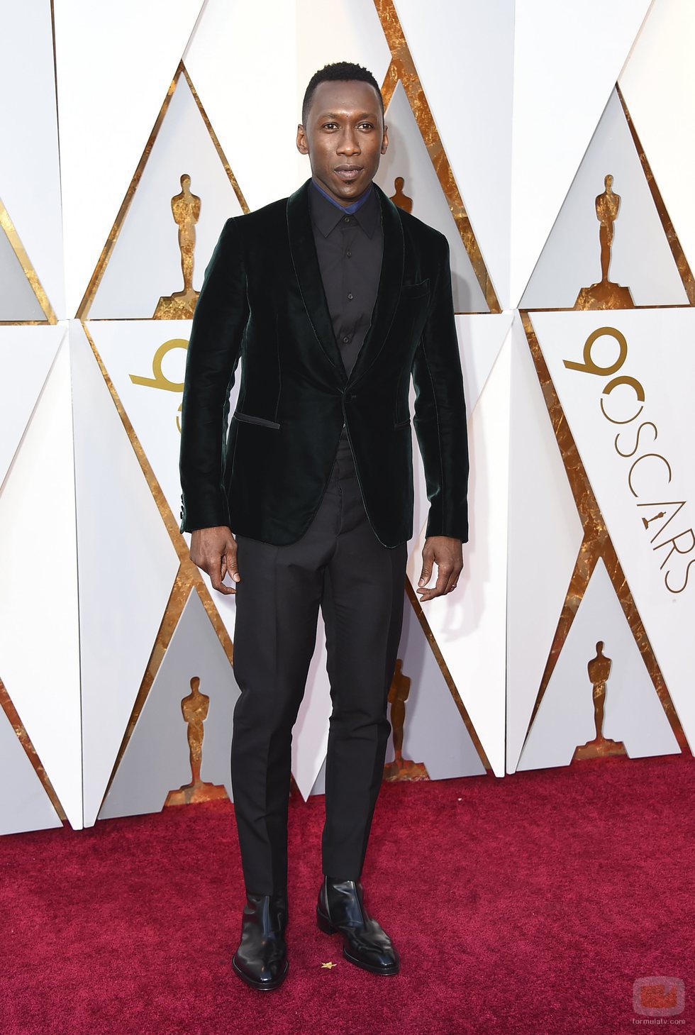 Mahershala Ali posa en la alfombra roja de los Oscar 2018