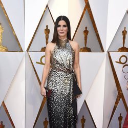 Sandra Bullock posa en la alfombra roja de los Oscar 2018