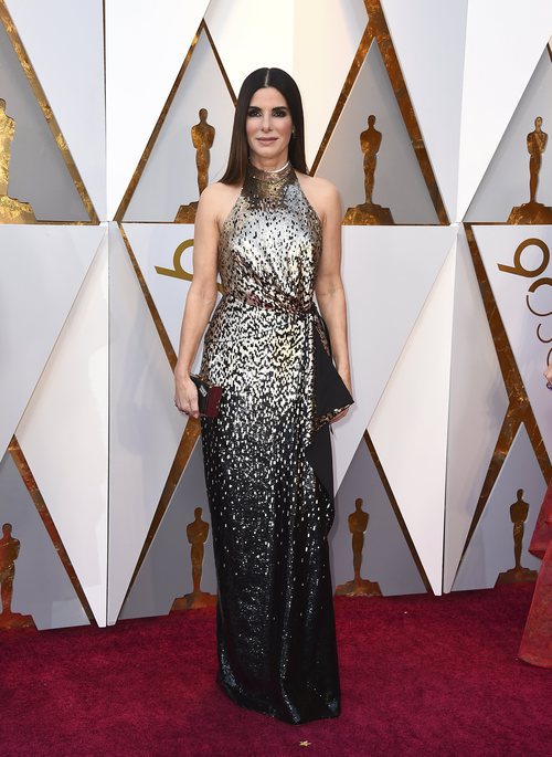 Sandra Bullock posa en la alfombra roja de los Oscar 2018