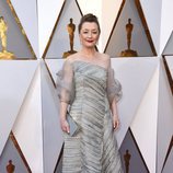 Lesley Manville posa en la alfombra roja de los Oscar 2018