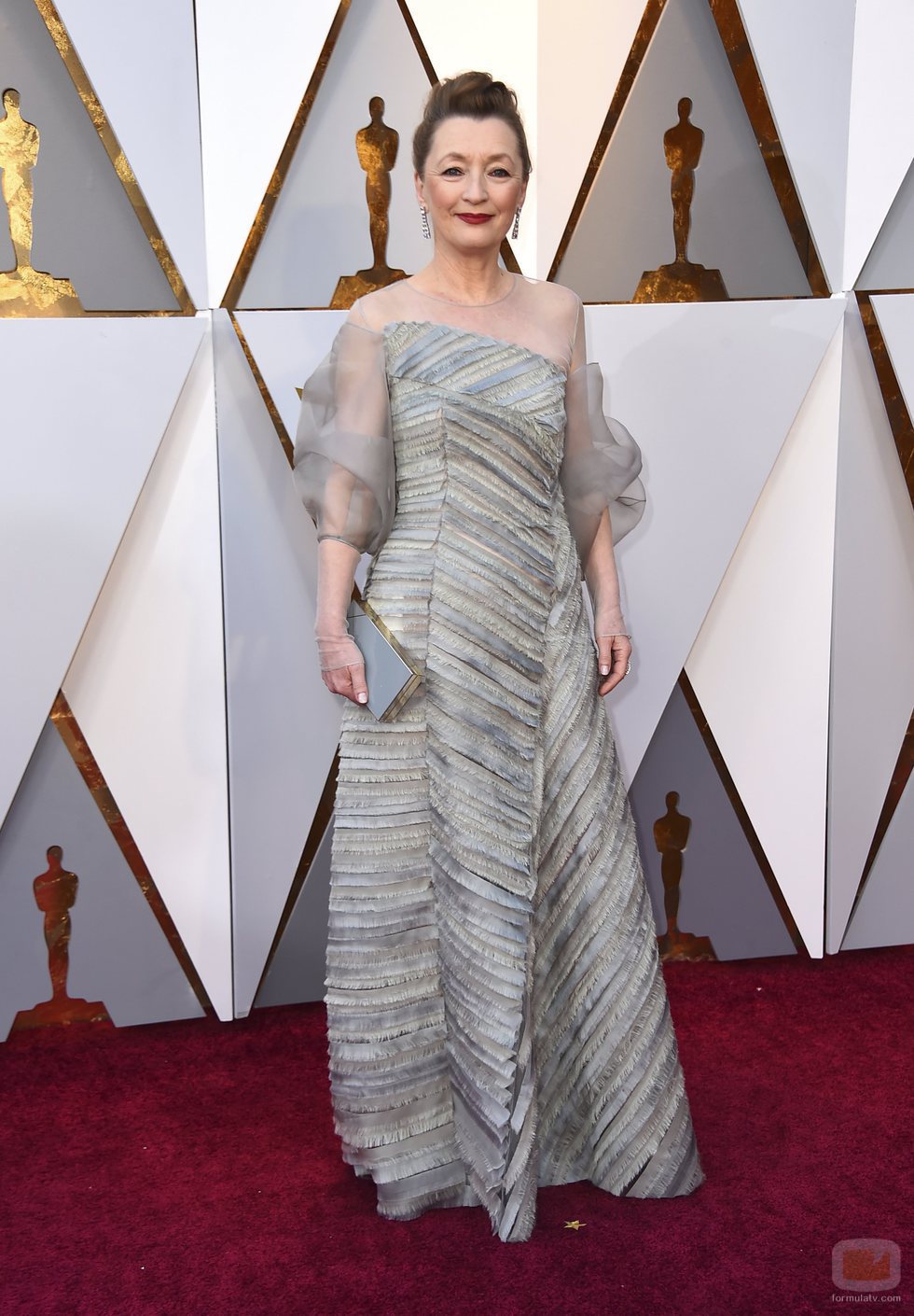 Lesley Manville posa en la alfombra roja de los Oscar 2018