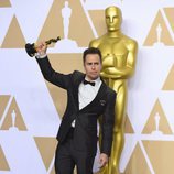 Sam Rockwell posa con el Oscar a Mejor Actor de Reparto