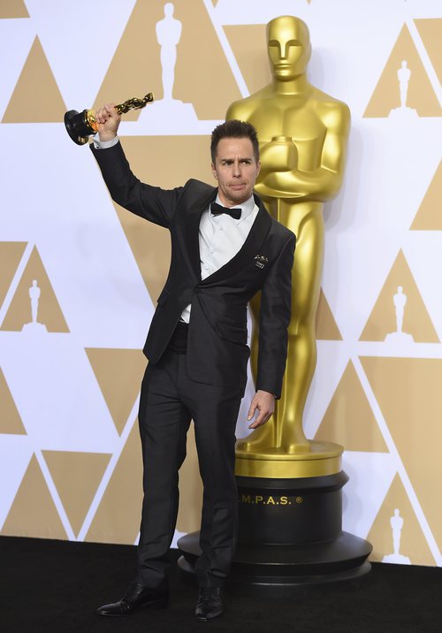 Sam Rockwell posa con el Oscar a Mejor Actor de Reparto