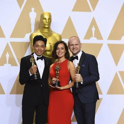 Kazuhiro Tsuji, Lucy Sibbick y David Malinowski posan con el Oscar a Mejor Maquillaje y Peluquería