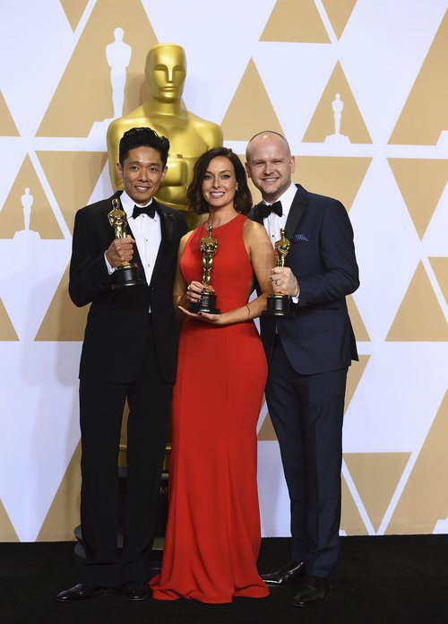 Kazuhiro Tsuji, Lucy Sibbick y David Malinowski posan con el Oscar a Mejor Maquillaje y Peluquería