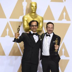 Dan Cogan y Bryan Fogel posan con el Oscar a Mejor Documental