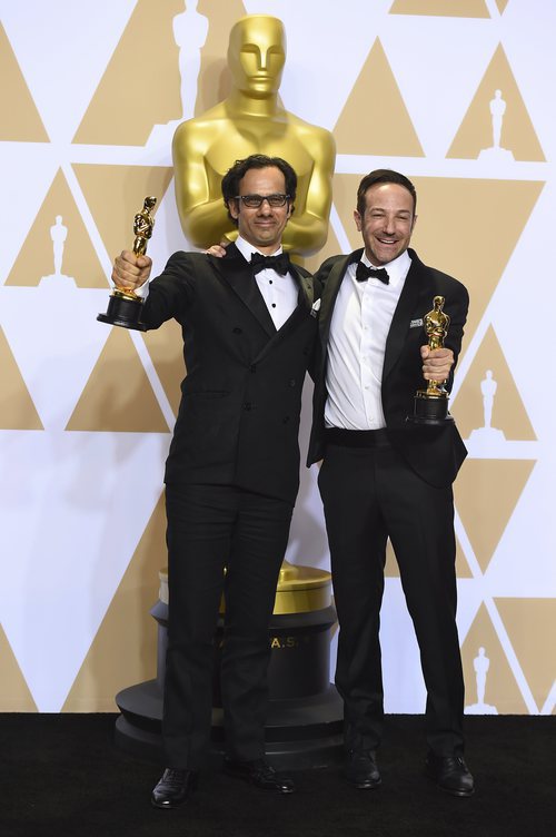 Dan Cogan y Bryan Fogel posan con el Oscar a Mejor Documental