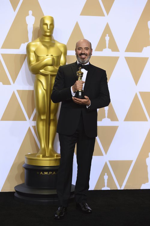 Mark Bridges posa con el Oscar a Mejor Diseño de Vestuario
