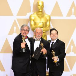 Mark Weingarten, Gregg Landaker y Gary A. Rizzo posan con el Oscar a Mejor Mezcla de Sonido