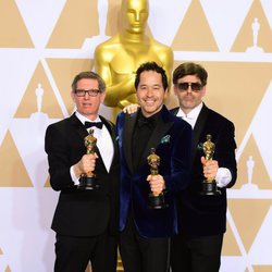 Jeffrey A. Melvin, Paul Denham Austerberry y Shane Vieau posan con el Oscar a Mejor Diseño de Producción