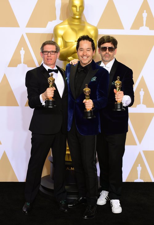 Jeffrey A. Melvin, Paul Denham Austerberry y Shane Vieau posan con el Oscar a Mejor Diseño de Producción