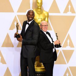 Kobe Bryant y Glen Keane posan con el Oscar a Mejor Cortometraje Animado