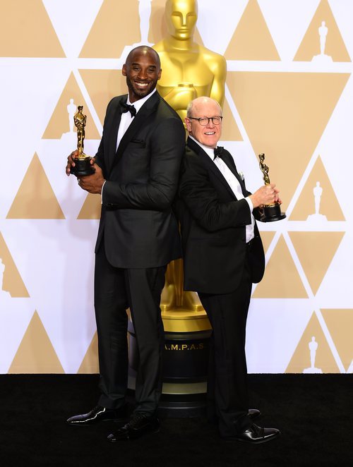 Kobe Bryant y Glen Keane posan con el Oscar a Mejor Cortometraje Animado