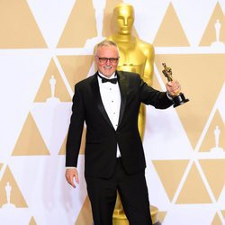 Lee Smith posa con el Oscar a Mejor Edición