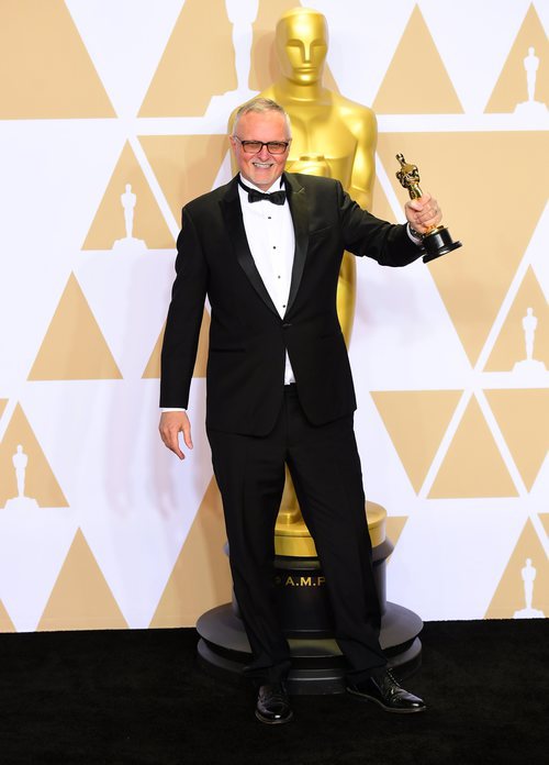 Lee Smith posa con el Oscar a Mejor Edición