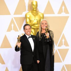 Lee Unkrich y Darla K. Andersen posan con el Oscar a Mejor Película Animada