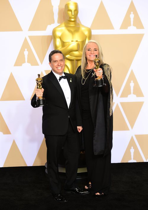 Lee Unkrich y Darla K. Andersen posan con el Oscar a Mejor Película Animada