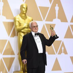 James Ivory posa con el Oscar a Mejor Guion Adaptado