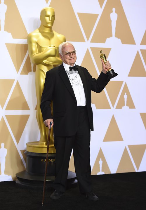 James Ivory posa con el Oscar a Mejor Guion Adaptado