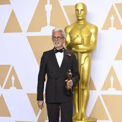 Frank Stiefel posa con el Oscar a Mejor Cortometraje Documental