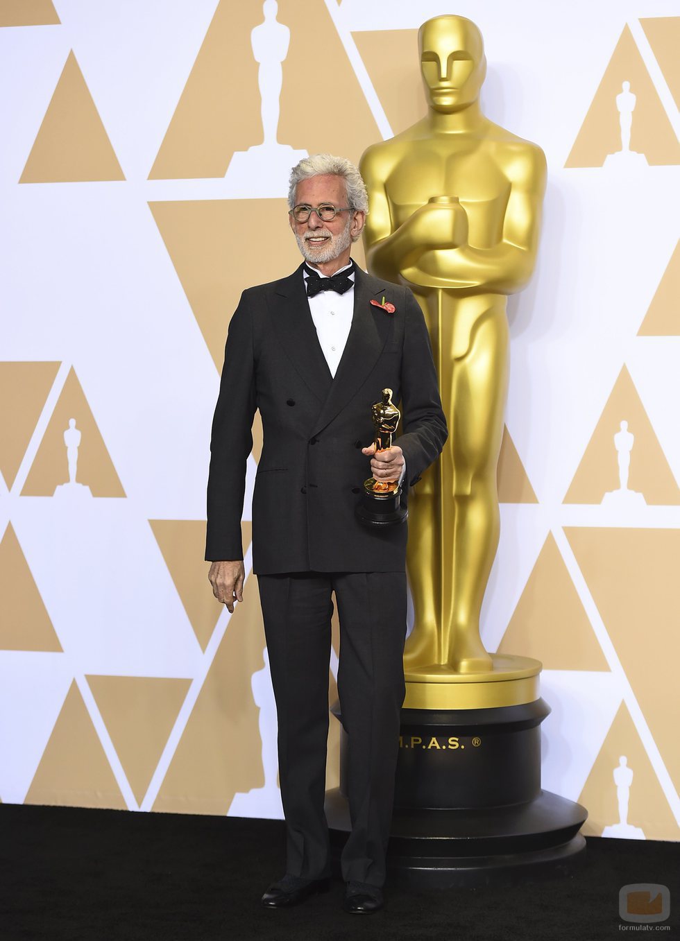 Frank Stiefel posa con el Oscar a Mejor Cortometraje Documental