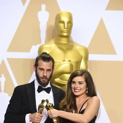Chris Overton y Rachel Shenton posan con el Oscar a Mejor Cortometraje