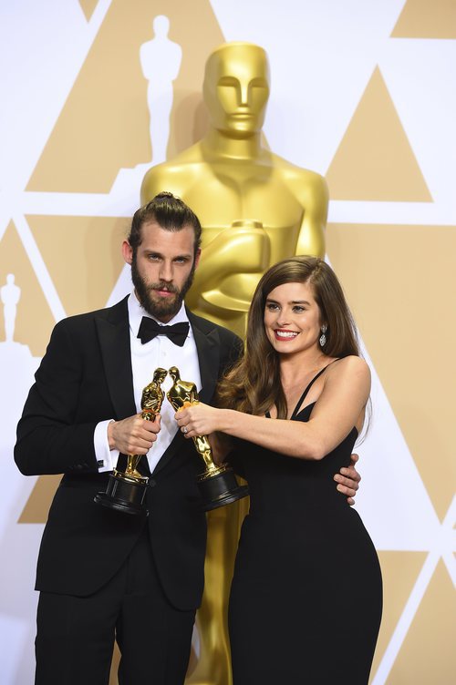 Chris Overton y Rachel Shenton posan con el Oscar a Mejor Cortometraje