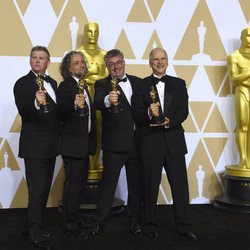 Richard R. Hoover, Paul Lambert, Gerd Nefzer y John Nelson posan con el Oscar a Mejores Efectos Especiales