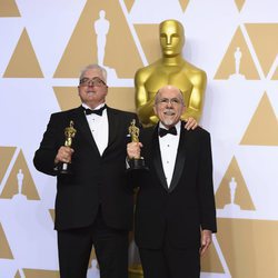 Alex Gibson y Richard King posan con el Oscar a Mejor Edición de Sonido