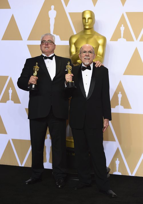 Alex Gibson y Richard King posan con el Oscar a Mejor Edición de Sonido