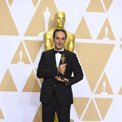 Alexandre Desplat posa con el Oscar a Mejor Banda Sonora