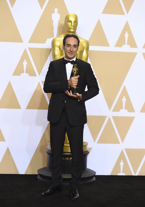 Alexandre Desplat posa con el Oscar a Mejor Banda Sonora