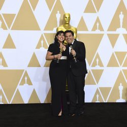 Kristen Anderson-Lopez y Robert Lopez posan con el Oscar a Mejor Canción