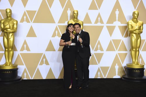 Kristen Anderson-Lopez y Robert Lopez posan con el Oscar a Mejor Canción