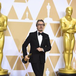 Gary Oldman posa con el Oscar a Mejor Actor