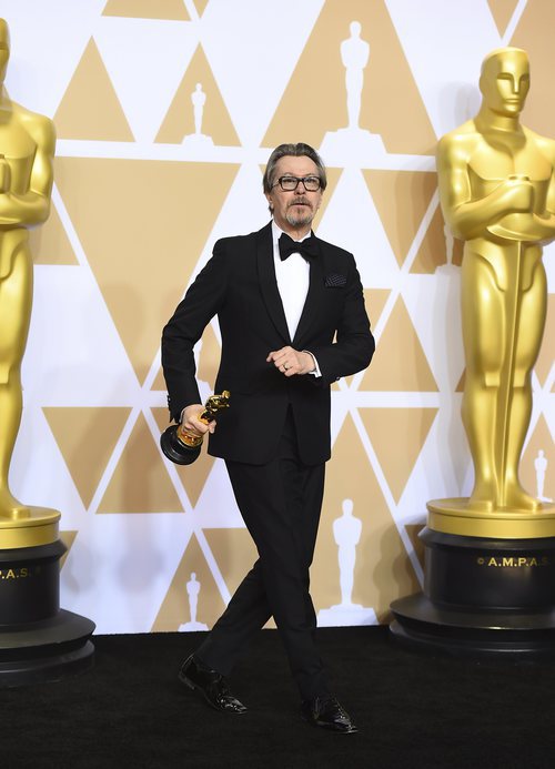 Gary Oldman posa con el Oscar a Mejor Actor