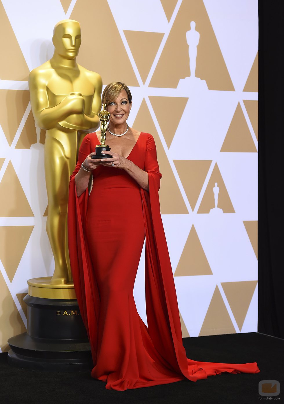 Allison Janney posa con el Oscar a Mejor Actriz Secundaria