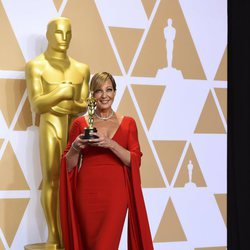 Allison Janney posa con el Oscar a Mejor Actriz Secundaria