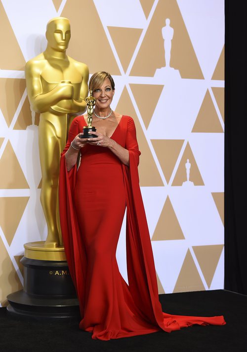 Allison Janney posa con el Oscar a Mejor Actriz Secundaria
