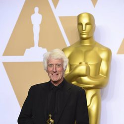 Roger Deakins posa con el Oscar a Mejor Fotografía