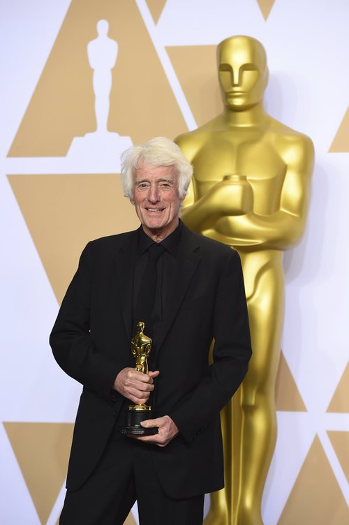 Roger Deakins posa con el Oscar a Mejor Fotografía