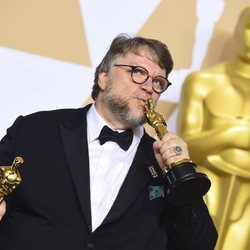 Guillermo del Toro posa con los Oscar a Mejor Película y Mejor Director