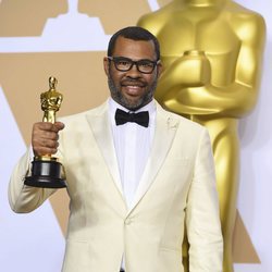 Jordan Peele posa con el Oscar a Mejor Guion Original