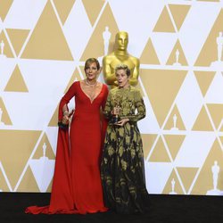 Allison Janney y Frances McDormand posan con los Oscar a Mejor Actriz Secundaria y Mejor Actriz