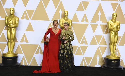 Allison Janney y Frances McDormand posan con los Oscar a Mejor Actriz Secundaria y Mejor Actriz