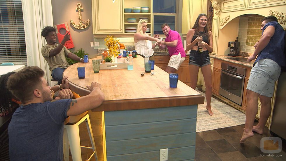 Participantes de 'Floribama Shore' en la cocina durante el episodio 1
