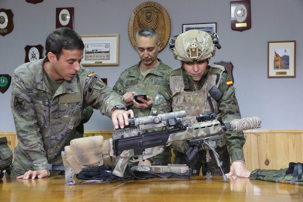 Paula Echevarria junto a un arma preparándose para 'Los nuestros 2'