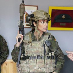 Paula Echevarría con un fusil de asalto preparándose para 'Los nuestros 2'